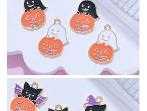 Gros plan de pendentifs Halloween citrouille et fantôme en émail pour la création de bijoux