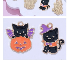 Détails des breloques d'Halloween en émail avec motifs de citrouille et de chat noir