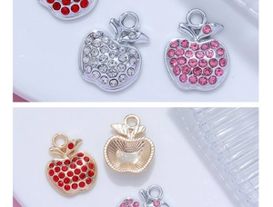 Vue détaillée de breloques en alliage en forme de pomme avec strass micro-pavés brillants