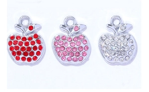 Gros plan de pendentifs DIY en forme de pomme avec strass colorés et placage d'argent