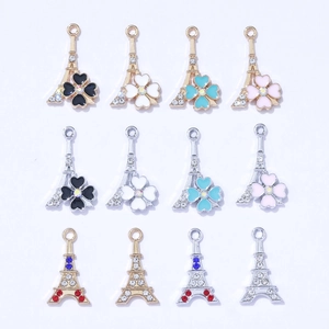 Set van Eiffeltoren hangers met kleurrijk email en fonkelende strass steentjes in goud
