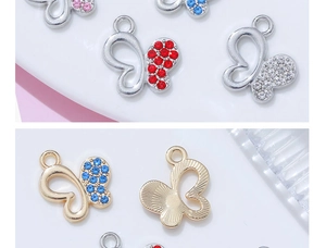 Detailansicht von Schmetterlingsanhängern mit Strasssteinen für DIY-Schmuck in Gold und Silber