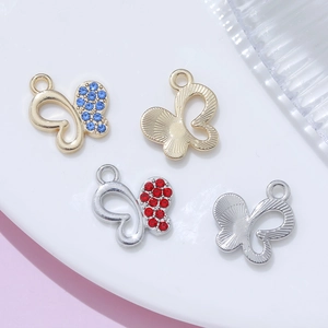 DIY Schmuck Schmetterlingsanhänger mit roten und blauen Strasssteinen in Gold und Silber