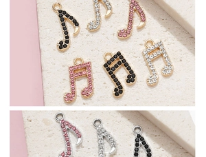 Détail de pendentifs notes de musique avec zircons micro-incrustés en or et argent