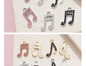 Vue de pendentifs notes de musique en or 18 carats avec zircone micro-pavé et gravures