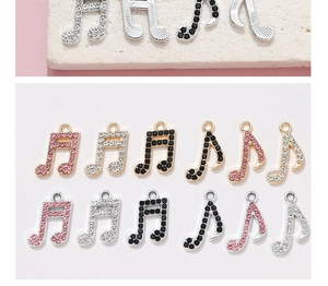 Détail de breloques notes de musique dorées 18 carats avec zircons pour la bijouterie