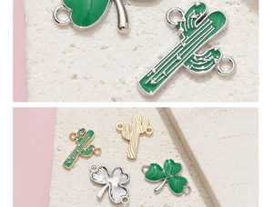 Detail von Kleeblatt- und Kaktus-Anhängern für DIY-Schmuckherstellung und Armbänder