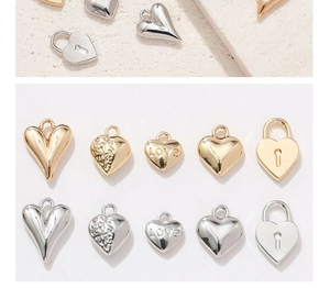 Detailansicht verschiedener Herzanhänger mit LOVE-Gravur und floralen Texturdesigns für DIY