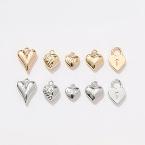 Sortierte goldene und silberne Herzanhänger aus Metall für DIY Schmuck und Ohrringe