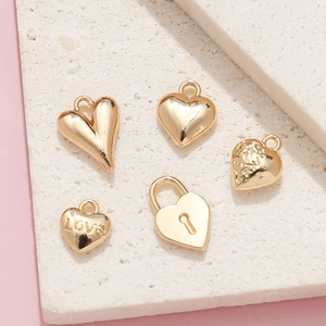 Fünf goldene Herz-Anhänger mit LOVE-Relief und Vorhängeschloss für DIY-Schmuckherstellung