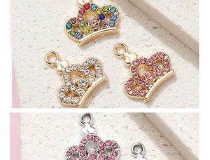 Makroaufnahme von bunten Strass-Kronenanhängern aus Legierung für DIY-Schmuckherstellung