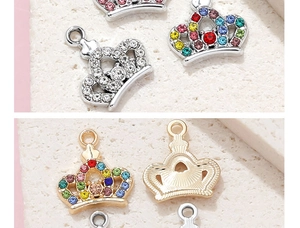 Makro-Detail bunter Strass-Kronenanhänger mit goldenen und silbernen Metallbasen