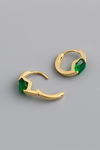 Dettaglio dell'orecchino in argento s925 dorato con chiusura aperta e zircone verde