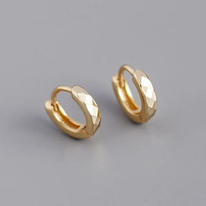 Detail van S925 sterling zilveren gouden oorbellen met geometrische facetten