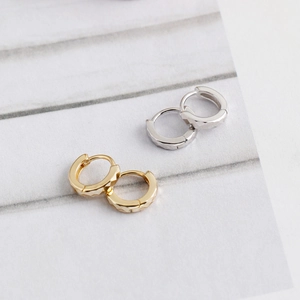 Detail van geometrische S925 sterling zilveren oorbellen in goud- en zilverkleuren