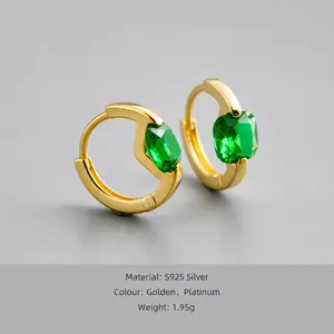 Orecchini a cerchio in argento S925 con uno zircone quadrato color verde smeraldo