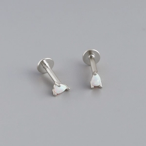 Dettaglio orecchino in argento 925 con opale bianco a goccia e chiusura a vite
