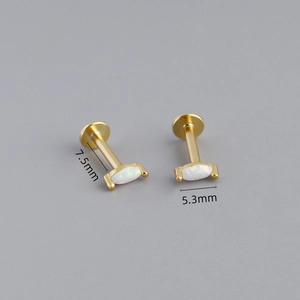 Dettaglio macro dell'orecchino in opale marquise dorato con perno da 7,5 mm