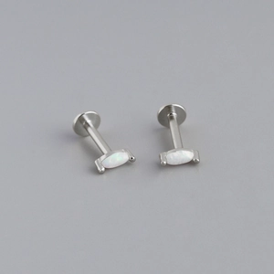 Vista macro di piercing labret con opale marquise e design piatto in argento 925 lucido