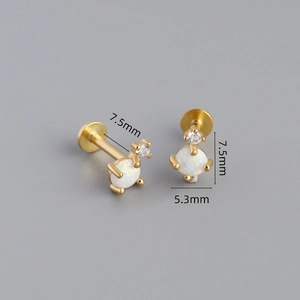 Dettaglio del piercing in argento 925 con opale e barra da 7,5mm con design a base piatta