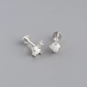 Dettaglio piercing labret in argento 925 con opale bianco e piccolo zircone lucido