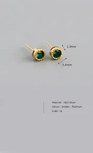 Vue macro montrant les dimensions des boucles d'oreilles en argent S925 et zircon vert