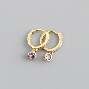 Détail de boucles d'oreilles en argent S925 doré avec cristaux et zircons violets