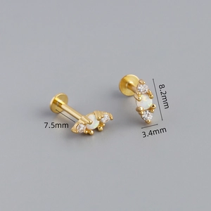 Dettaglio piercing labret in argento 925 e opale con misure 8,2mm x 3,4mm e perno da 7,5mm