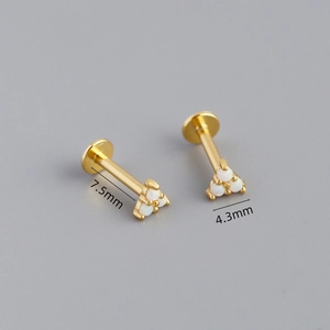 Dettaglio piercing labret in argento 925 con opale, perno 7,5mm e cluster da 4,3mm
