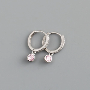 Détail du poinçon S925 sur des boucles d'oreilles créoles en argent et zircons roses