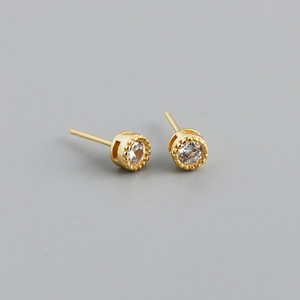 Vue détaillée de boucles d'oreilles en argent S925 avec zircons ronds et bordure perlée dorée