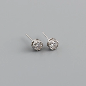 Vue macro de boucles d'oreilles en argent 925 avec zircons ronds et bordure perlée