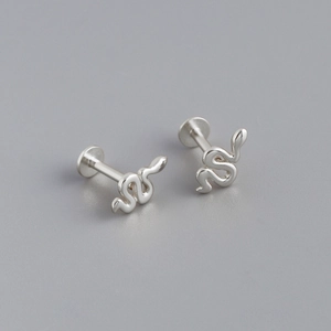 Dettaglio dei piercing labret a serpente in argento 925 con opale e finitura lucida