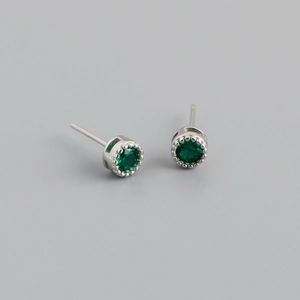 Vue macro des boucles d'oreilles zircon vert rond en argent sterling S925 poli