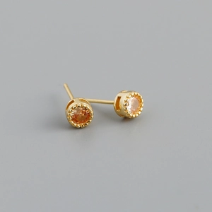 Détail de boucles d'oreilles s925 argent avec zircon orange et monture couronne