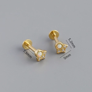 Dettaglio del labret a stella in argento 925 con opale e zirconi, 5,2x5mm e asta 7,5mm