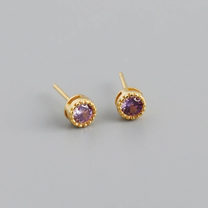 Détail de boucles d'oreilles en argent s925 avec zircon violet et finition milgrain