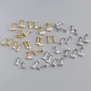 Vista macro di piercing labret in argento sterling 925 con opale e finitura dorata