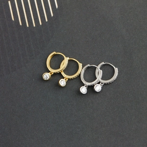 Détail de créoles en argent 925 avec pavé de diamants et pendentifs en zircone ronde