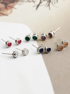 Vue détaillée des boucles d'oreilles en argent S925 serties de zircons colorés