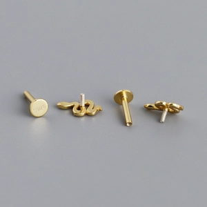 Orecchino a serpente in argento sterling 925 dorato con design filettato a fondo piatto