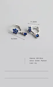 Gros plan de boucles d'oreilles créoles S925 avec pendentifs zircon bleu fleur de prunier