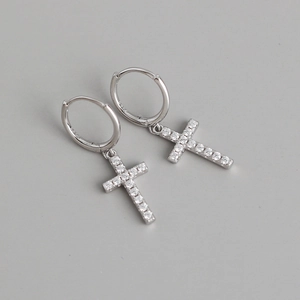Makroansicht der S925 Sterling Silber Creolen mit schimmernden Kristall-Kreuzanhängern