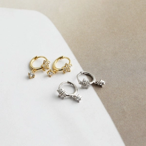 Détail de boucles d'oreilles fleur en argent s925 avec zircon et petits pendentifs