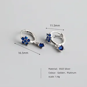 Boucles d'oreilles créoles fleurs en argent S925 avec zircons bleus et design épuré