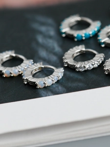 Macro de boucles d'oreilles Huggies en argent avec opale incrustée et pierres de zircon