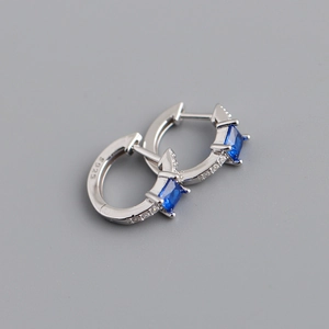 Macro-opname van S925 zilveren oorringen met vierkante blauwe zirkoon en micro-pave