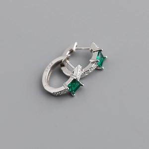 Detailopname van S925 sterling zilveren huggie oorbellen met groene vierkante zirkoon