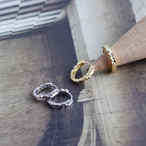 S925 sterling silver hoop earrings with geometric diamond cut in gold and silver finish
