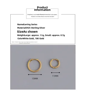 Detalle de los pendientes de aro retorcidos en plata S925 en color oro y plata